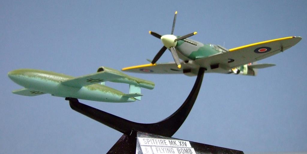 Spitfire XIV and V1 flying bomb, Frog, 1:72