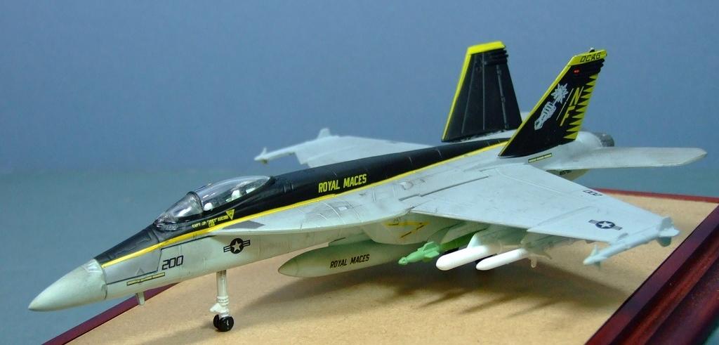 Boeing F/A-18F Super Hornet, VFA-27 Royal Maces, US Navy, 1:100