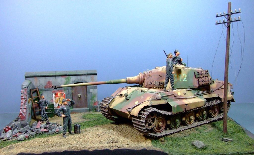 "Nevermind the Cat!" Tiger II Ausf. B, 1:35